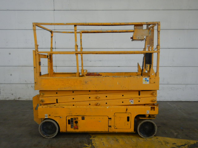 صورة ل SCISSOR LIFT 2006 جيني GS2032