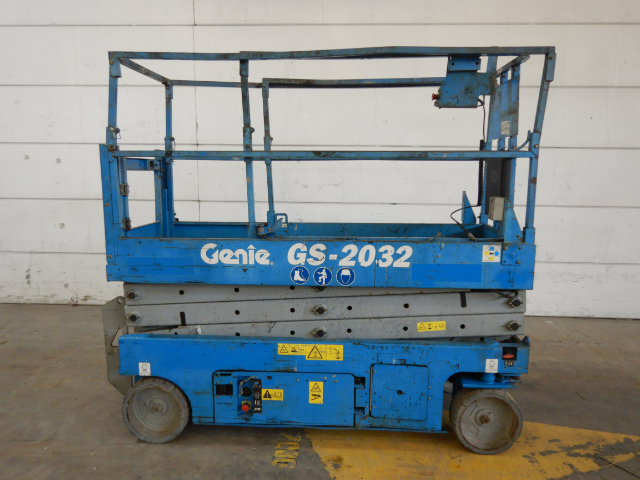 صورة ل SCISSOR LIFTS 2007 جيني GS2032