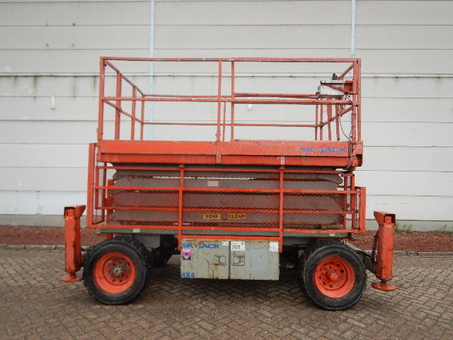 صورة ل SCISSOR LIFTS 2006 سكايجاك SJ7135