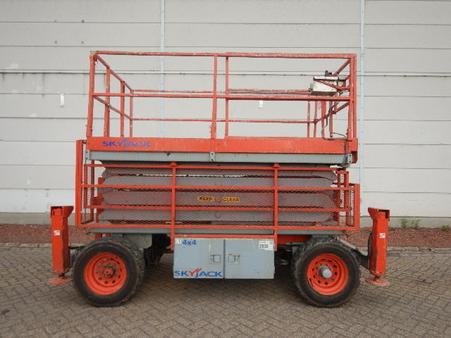 صورة ل SCISSOR LIFTS 2006 سكايجاك SJ7135