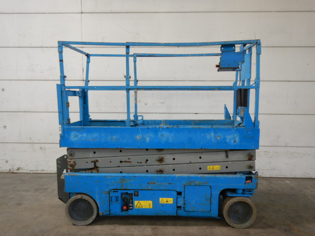 صورة ل SCISSOR LIFT 2009 جيني GS2032