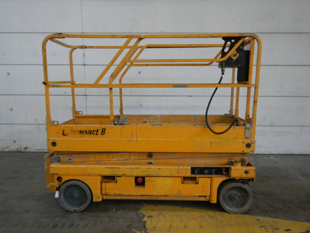 صورة ل SCISSOR LIFT 2008 هولوت COMPACT 8