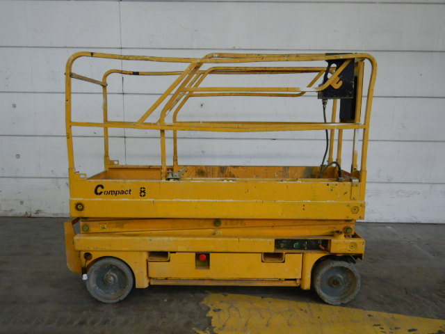 صورة ل SCISSOR LIFTS 2008 هولوت COMPACT 8